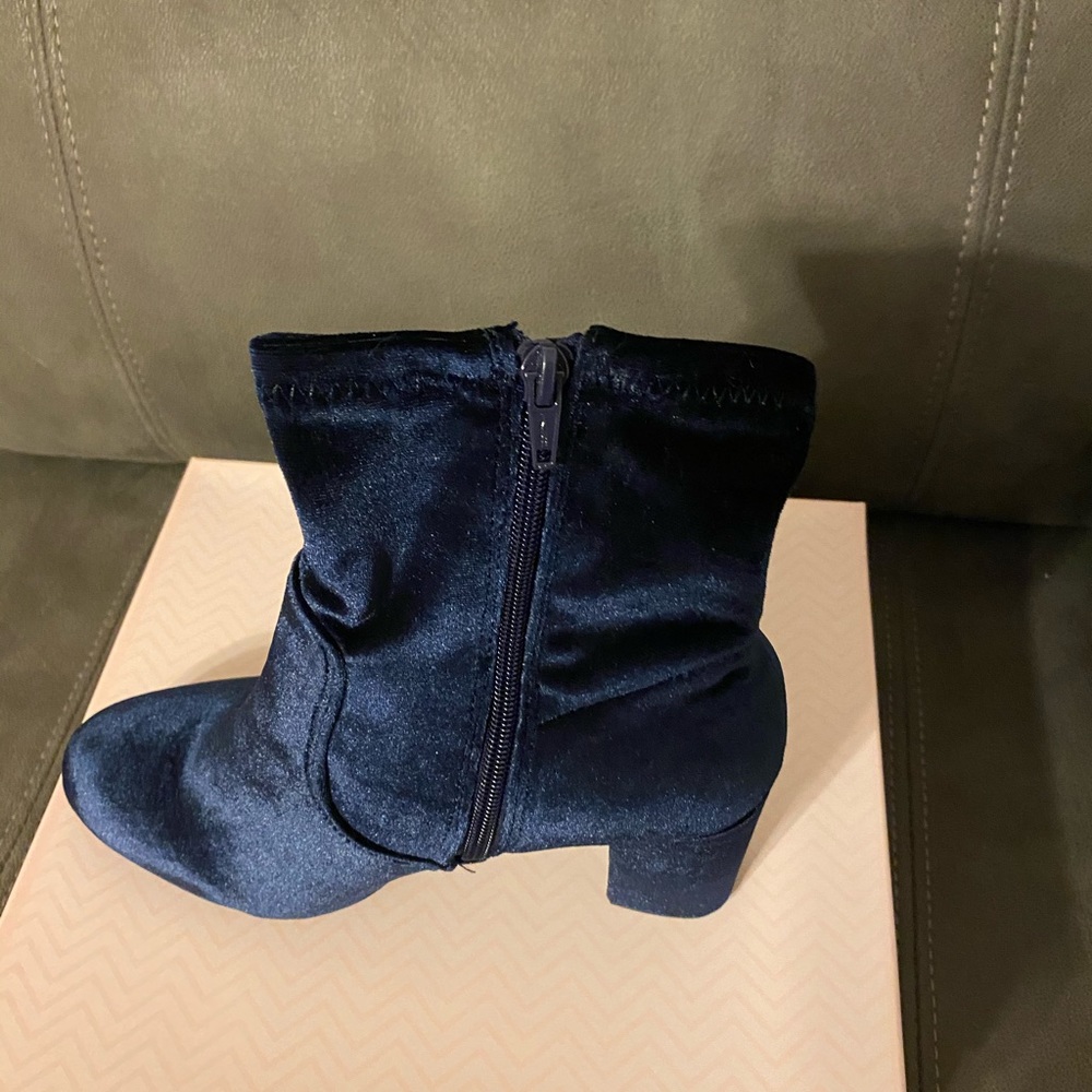 Candies navy slouch dress shoe. Size 9